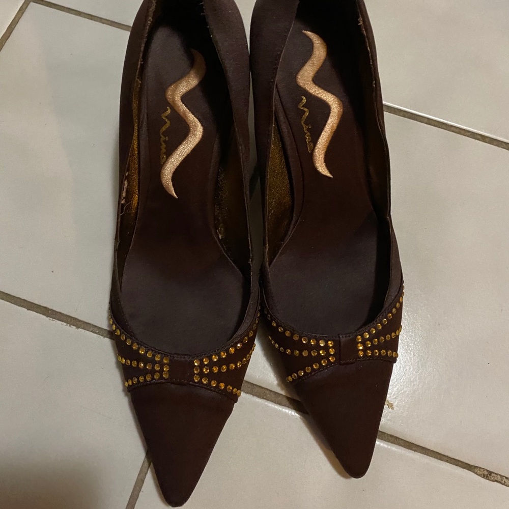 Nina brown heels size 7.